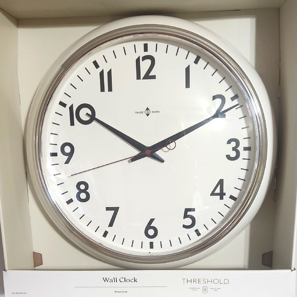 Pretty THRESHOLD WALL CLOCK - Picture 1 of 6